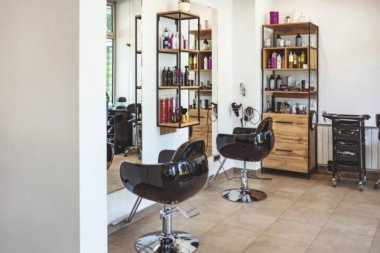Berber dükkanında boş siyah sandalyeler ve aynalar. Aydınlatılmış kuaför salonu. Eski moda berber dükkanında boş sandalyelerin yatay görüntüsü. Kuaför salonu..