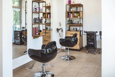 Kuaförlerin atölyesi. Sandalyeleri, saç kurutma makineleri, tarakları ve aynaları olan güzellik salonu. Boş modern saç ve güzellik salonu. Berber dükkanı.. 