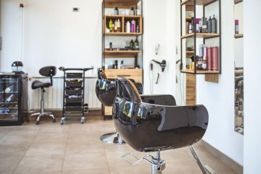 Eski moda berber dükkanında boş sandalyelerin yatay görüntüsü. Kuaför salonu. Yepyeni ve çok temiz bir Avrupa kuaförü. Boş modern saç ve ahşap renklerle süslenmiş güzellik salonu.