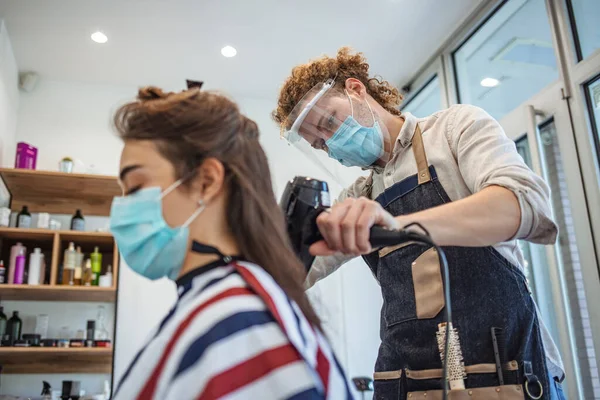 Kvinnan Bär Ansiktsmask Styling Frisör Butik Vuxen Kvinna Frisören Bär — Stockfoto