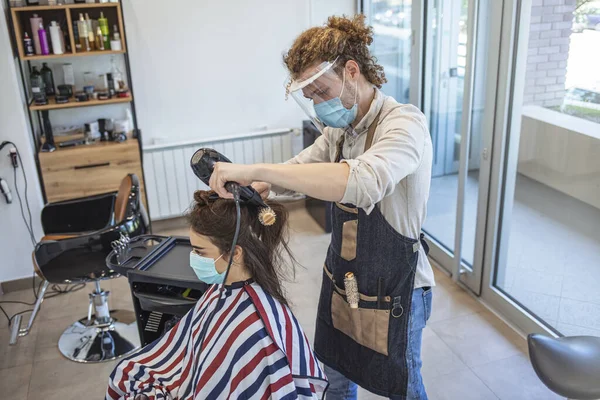 Arbetar Covid Eller Coronavirus Koncept Hårstylist Torkar Håret Klient Ett — Stockfoto