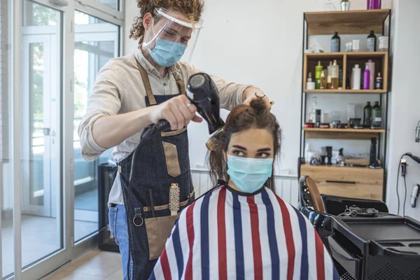 Arbetar Covid Eller Coronavirus Koncept Hårstylist Torkar Håret Klient Ett — Stockfoto