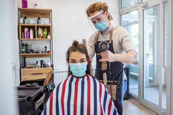Žena Stříhání Vlasů Kadeřníka Během Pandemické Izolace Oba Nosí Ochranné — Stock fotografie