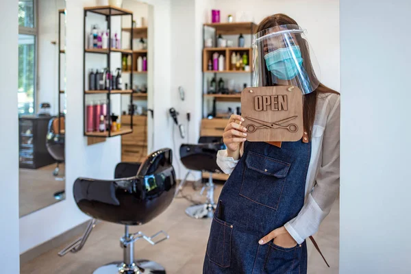 Feliz Dueño Una Pequeña Empresa Estudio Peluquería Colgando Cartel Abierto — Foto de Stock