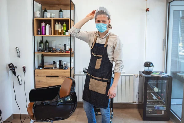 Retrato Peluquero Confiado Lugar Trabajo Durante Aislamiento Pandémico Lleva Equipo — Foto de Stock