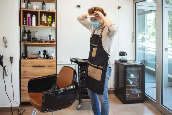 Portrait Confident Barber Working Place Pandemic Isolation Wears Protective Equipment — Stock Photo, Image