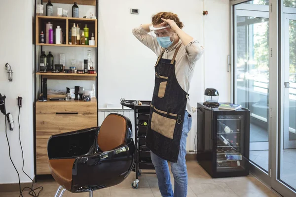 ⬇ Скачать Картинки Stressed Hairdresser, Стоковые Фото Stressed.