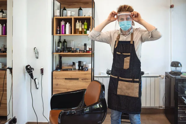 Portret Stylisty Włosów Miejscu Pracy Podczas Pandemii Izolacyjnej Nosi Sprzęt — Zdjęcie stockowe