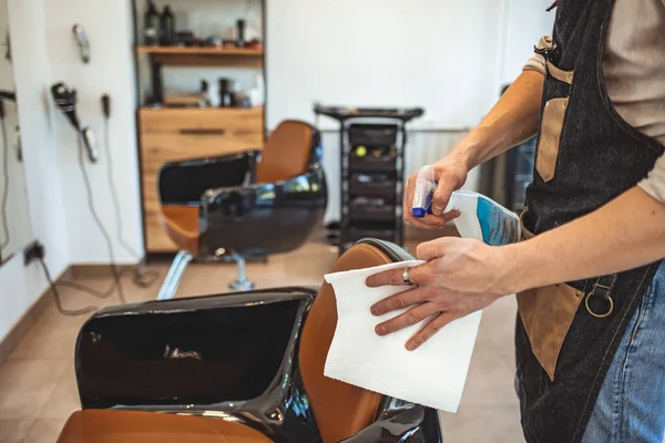 Friseur Reinigt Seinen Arbeitsplatz Während Der Pandemie Isolation Trägt Schutzausrüstung — Stockfoto