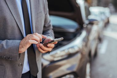 Yol kenarında, bozuk bir arabanın yanında akıllı telefon kullanan bir işadamı yardım istiyor. Kentsel yaşamı, sorunları ve çözümleri gözler önüne serer.