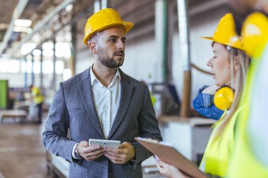 Güvenlik teçhizatı alanında işbirliği yapan bir sanayi ekibi, proje için fikir alışverişinde bulunuyor ve planlarını inceliyor, takım çalışması, profesyonellik ve işyeri iletişimini gözler önüne seriyor.