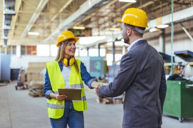Bir yönetici ile yönetici arasındaki profesyonel etkileşim büyük, aktif bir endüstriyel işyeri içinde.