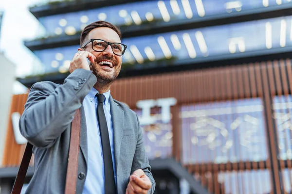 Modern mimari bir altyapıya, pozitifliğe ve başarıya karşı duran, cebinden resmi kıyafet konuşmaları yapan neşeli bir profesyonel..
