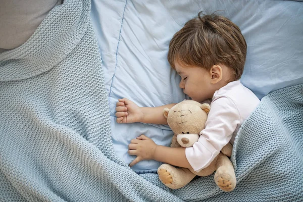 Photo De Bebe Garcon Couchant Avec Un Ours En Peluche Son Endroit Prefere Pour Faire La Sieste Adorable Garcon Enfant Apres Avoir Dormi Au Lit Avec Un Jouet Garcon Dormant Sur Le