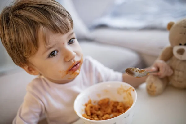 Tout Petit Assis Sur Une Chaise Et Mangeant Du Yaourt Grec Bebe Apprend A Manger Et Tout Petit Assis Sur Une Chaise Et Mangeant Du Yaourt Grec Bebe Apprend A Manger Et