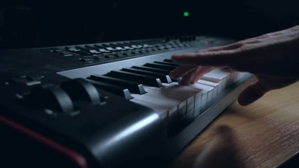 Музыкант играет на MIDI-клавиатуре — стоковое видео
