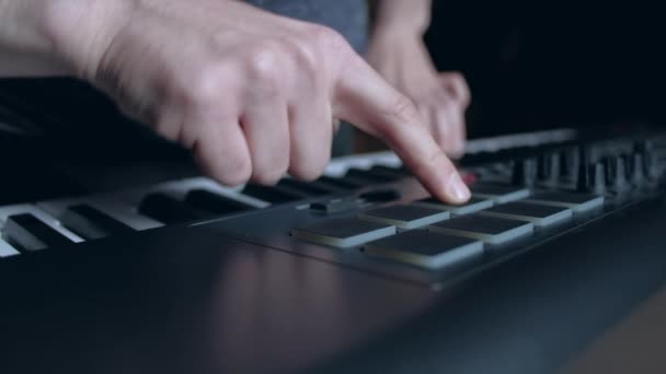 Musiker spielt eine Midi-Tastatur — Stockvideo