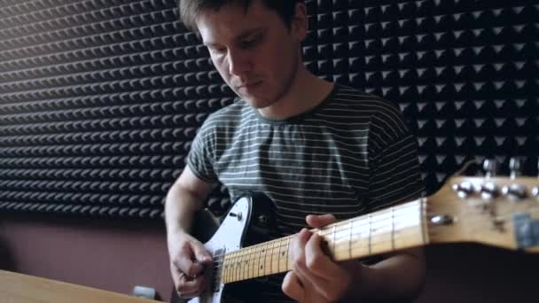 Músico toca la guitarra eléctrica en el estudio . — Vídeos de Stock
