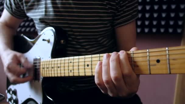 Hudebník hraje na kytaru elektro v ateliéru. — Stock video