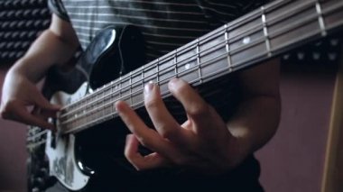 Bas gitar stüdyoda müzisyen çalış.