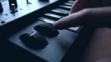 müzikal klavye çalmaya müzisyen.