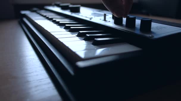 Músico tocando en teclado musical . — Vídeo de stock