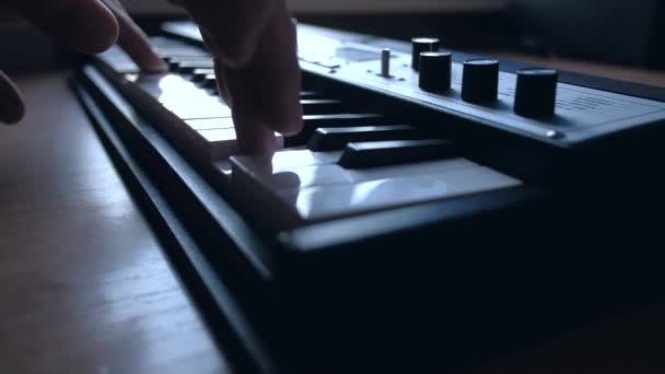 Músico tocando en teclado musical . — Vídeo de stock