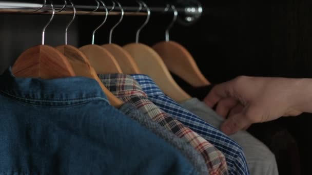 Homem escolhe roupas no guarda-roupa — Vídeo de Stock