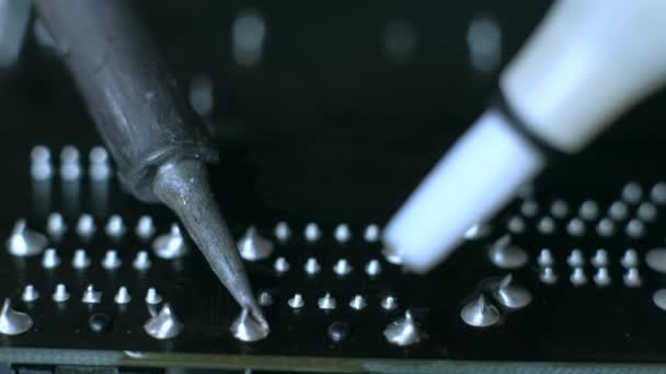 Reparatie van elektronische apparatuur, soldeeronderdelen voor tin — Stockvideo