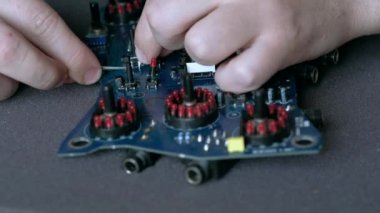 Elektronik cihazların, kalay lehimleme parçalarının onarımı