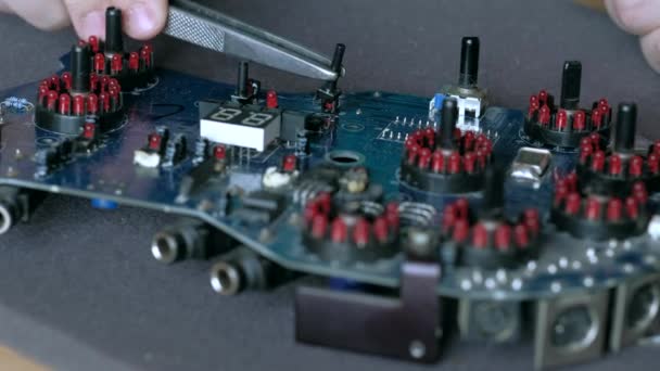 Reparatur von elektronischen Geräten, Zinn-Lötteilen — Stockvideo