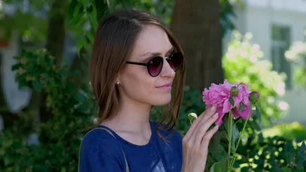 Mladá žena s Pivoňka květ — Stock video