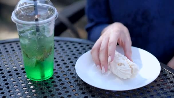 Fêmea em óculos de sol está comendo sobremesa — Vídeo de Stock
