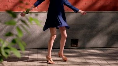 Slowmotion. sokaktaki bir çiçek ile iplik kız