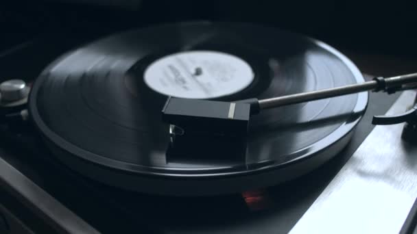 Gamla vintage vinyl spelar musik. — Stockvideo