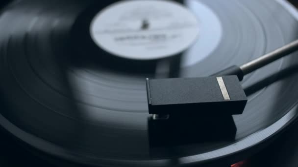 Vecchio vinile vintage che suona musica . — Video Stock