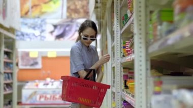 Kadında bir alışveriş sepeti ile Alışveriş Mağazası