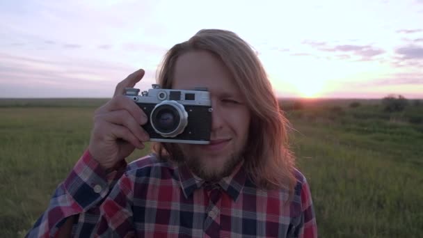 Fotógrafo tomando fotos con cámara retro . — Vídeos de Stock