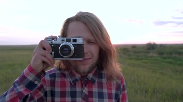 Photographer taking photo with retro camera. — Stock Video