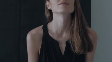 Profesyonel oyuncu ve model kameraya poz.
