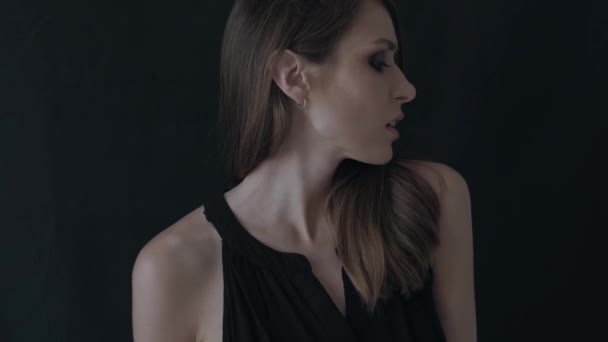 Professionelle Schauspielerin und Model posiert vor der Kamera. — Stockvideo