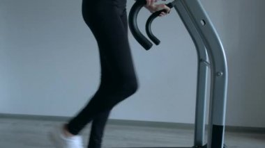 Çekici kız evde bir koşu bandı üzerinde çalışan