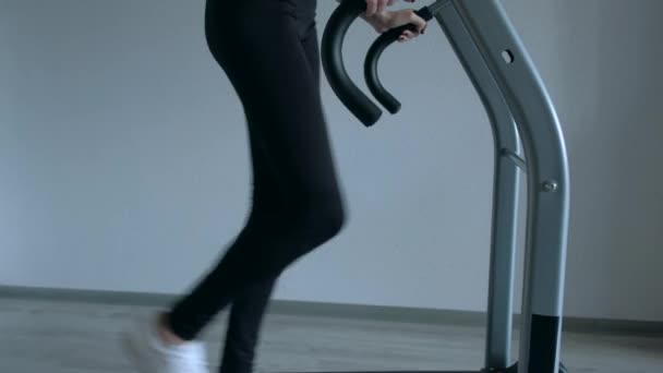 Chica atractiva corriendo en casa en una cinta de correr — Vídeos de Stock