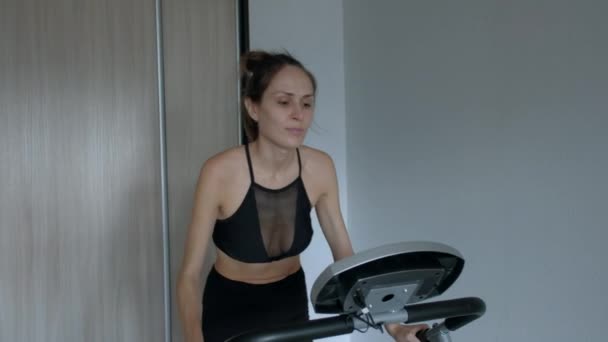 Çekici kadın evde bir koşu bandı üzerinde çalışan — Stok video