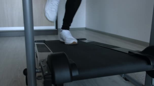 Pieds féminins courir sur tapis roulant à la maison — Video