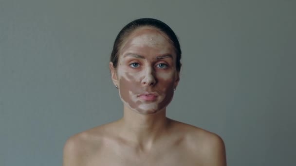 Крем на лице красивой женщины, маска, кожа — стоковое видео