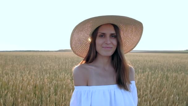 Niesamowity portret pięknej kobiety stojącej w dziedzinie dojrzałej pszenicy złotej — Wideo stockowe