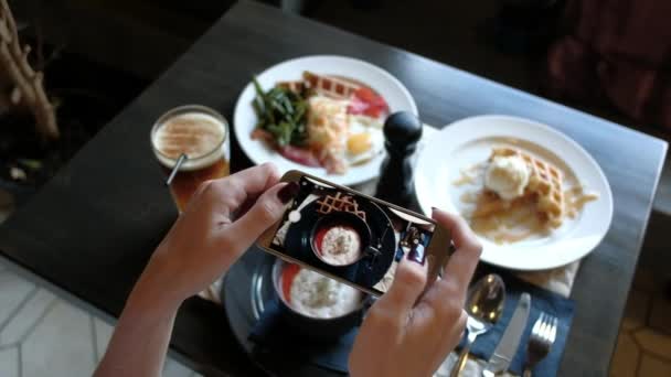 Mãos femininas fotografando alimentos por smartphone — Vídeo de Stock