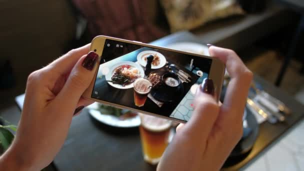 Mãos femininas fotografando alimentos por smartphone — Vídeo de Stock