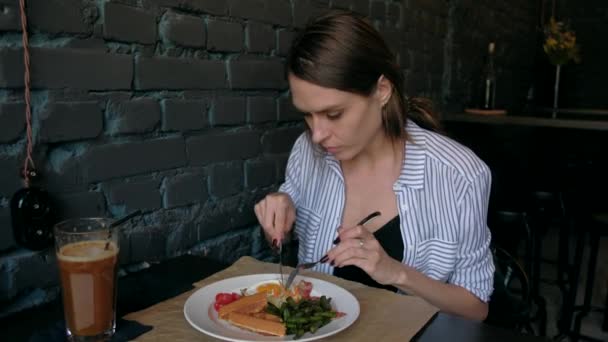 Wanita cantik memiliki sarapan di restoran — Stok Video